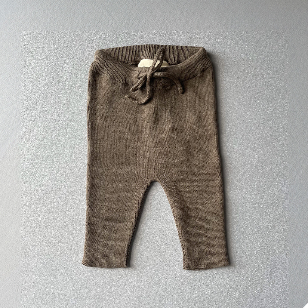 Flöss kaya pants Mocca is een mooi gebreid newborn broekje. Het broekje is van katoen met elastane in een mooie ribgebreide kwaliteit. Het babybroekje heeft een elastische tailleband met koordje.