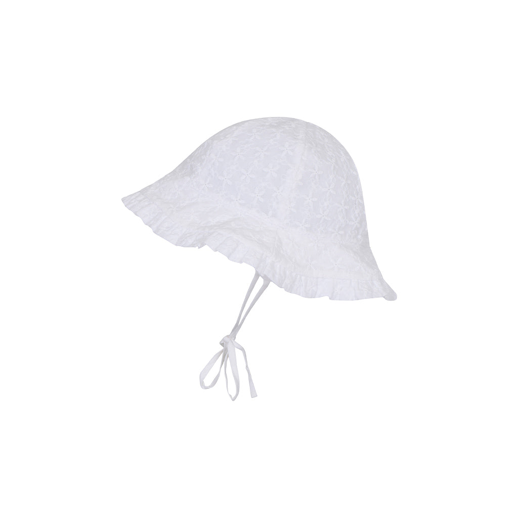 Wit zomerhoedje met broderie voor meisjes. Het zonnehoedje Flora Bell Hat van MP Denmark heeft strikjes onder de kin en een extra rand voor extra schaduw. Door de fijne katoenen stof, wordt het niet te warm