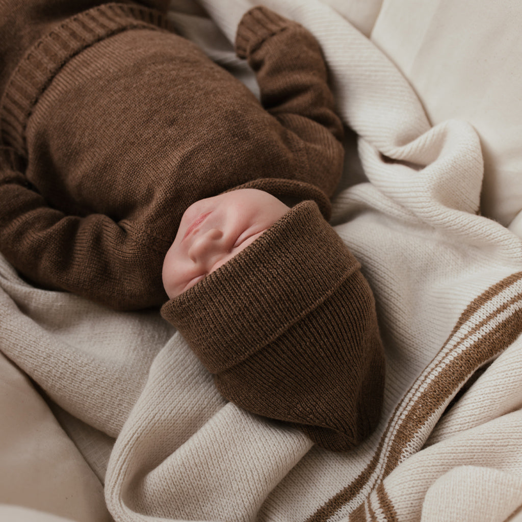 Hvid Newborn Beanie Fonzie in Mocha is een mooi bruin newborn mutsje. Het mutsje is gemaakt van 100% merinowol en helpt je baby een goede temperatuur te behouden. Het mutsje is van een mooie rib kwaliteit met brede omslag en een mooie pasvorm. 