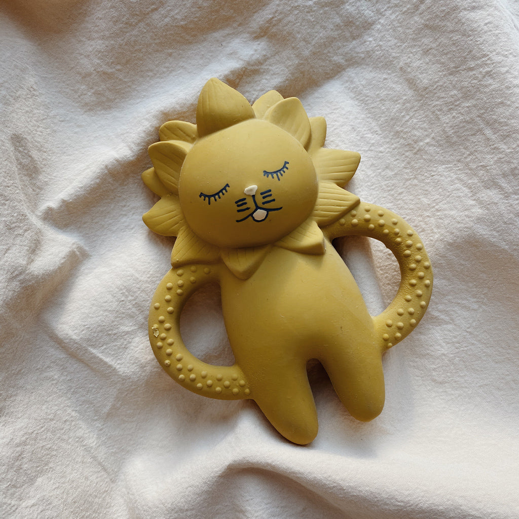 Konges Sløjd Teeth Soother Lion Mustard is een lief bijtspeeltje in een leuke vorm van een leeuw in mosterdkleur. Het bijtspeeltje is gemaakt van natuurlijk rubber en helpt je kindje bij doorkomende tandjes. Het heeft twee handvaten zodat je kindje het makkelijk zelf vast kan houden. 