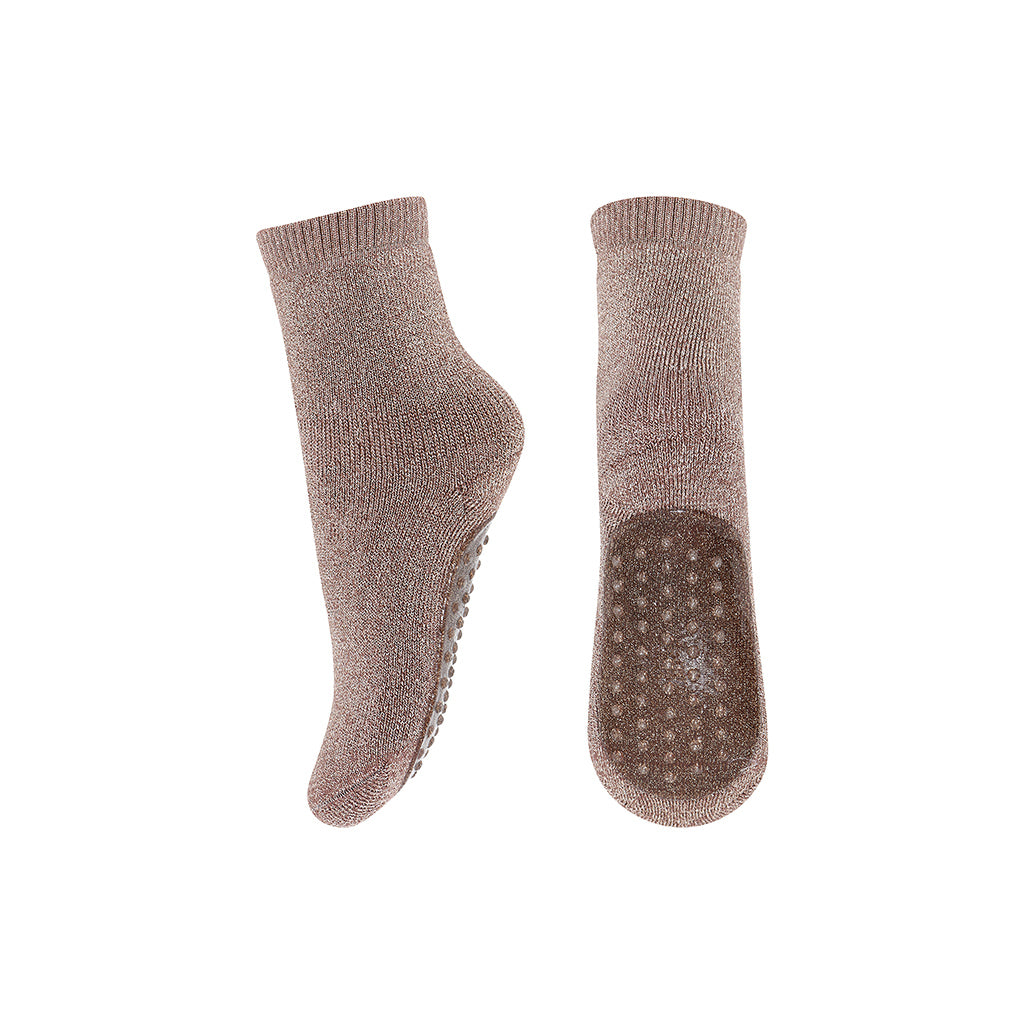 MP Denmark Celina Anti Slip Socks Brown Sienna zijn dikke gevoerde katoenen sokken in donkerbruin met zilveren glitter. Door de voering kunnen ze dienstdoen als slof of pantoffel voor thuis of op de opvang. Door de grote anti-slip geven ze goede grip en de versterkte hiel en teen zorgen voor duurzaamheid