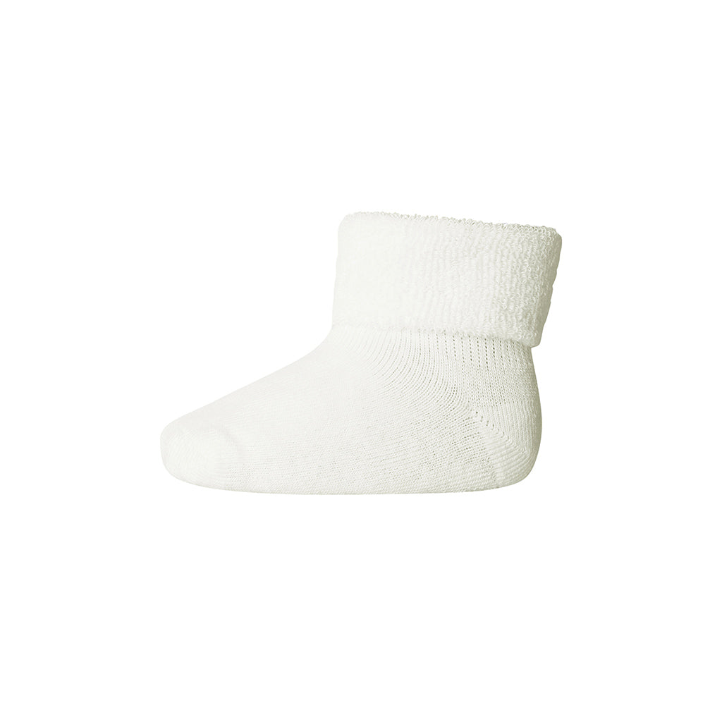 MP Denmark Cotton baby Sock Snow White is een fijn katoenen newborn sokje met badstof binnenkant. het witte sokje heeft een dubbele omslag en een extra elastische band bij de enkels zodat ze niet afzakken 10709432