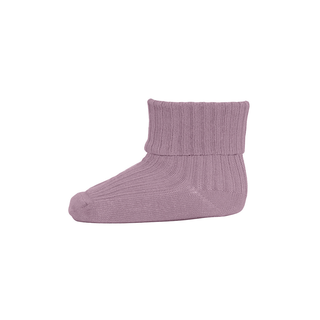 MP Denmark Cotton Rib Baby Socks Lilac Shadow zijn katoenen babysokjes in mooie lila kleur. De ribgebreide sokjes hebben een extra elastisch bandje bij de enkels, zodat ze niet afzakken en een dubbele omslag. 10533685