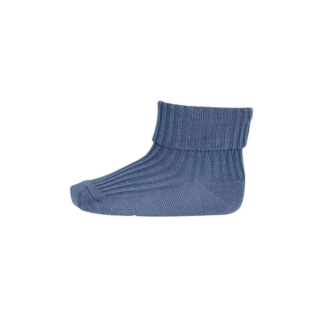 MP Denmark Cotton Rib Baby Sock Stone Blue zijn babysokjes van katoen. De ribgebreide sokjes hebben een dubbele omslag en een elastisch bandje bij de enkels waardoor ze niet afzakken. 105334222