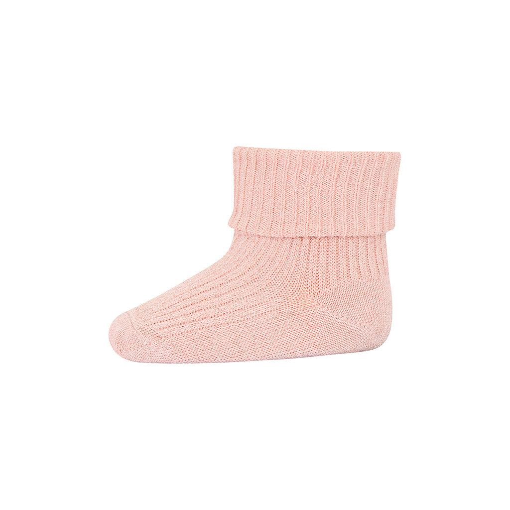 MP Denmark Ida Glitter Socks Rose Dust zijn glitter sokjes voor meisjes in zachtroze met subtiele rosé glitter. De ribgebreide sokken hebben een extra elastisch bandje bij de enkels om ervoor te zorgen dat de sokken niet afzakken. De sokken hebben een dubbele omslag. 1057025853