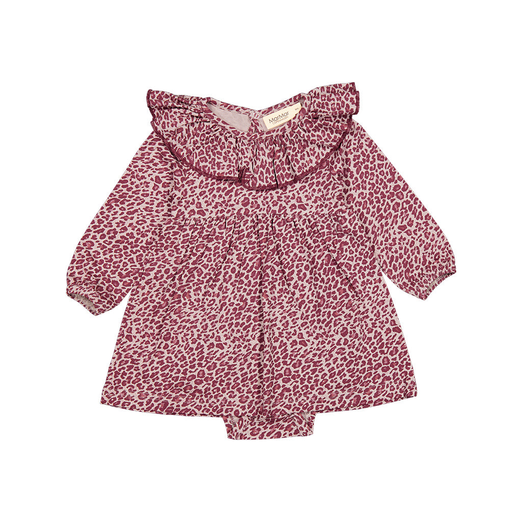 Marmar riva Dress Leo Berry is een lief jersey jurkje voor baby meisjes in de bekende leopard print van Marmar in Berry (roze) kleur. Het jurkje heeft een lief kraagje, elastieken bandjes bij de polsen en een handig vast rompertje.