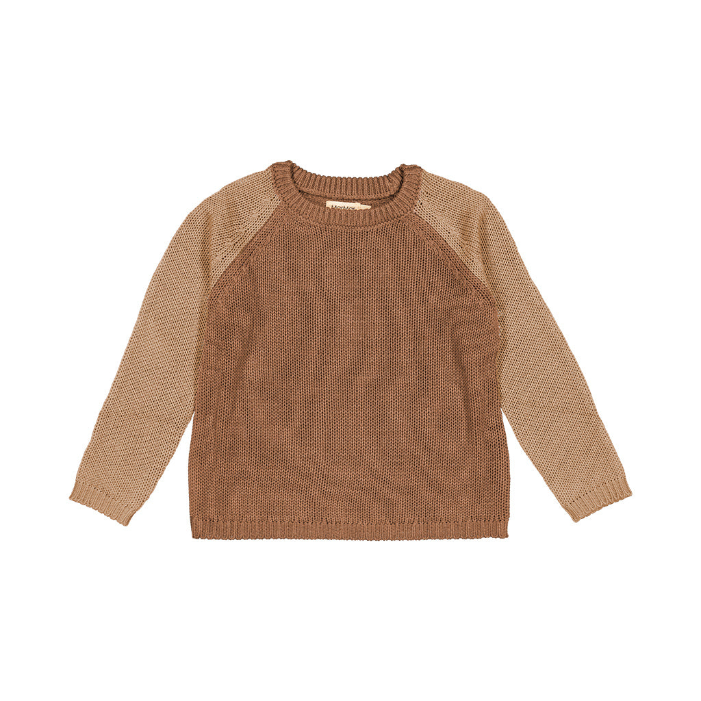 Marmar Taka Knit Dark Fudge Block is een prachtige gebreide trui voor jongens met colorblocking. De trui heeft een mooie donkere kleur bruin op voor en achterpand en lichterbruin op de raglan mouwen. De trui is van katoen en modal en heeft ribgebreide mouwen. 