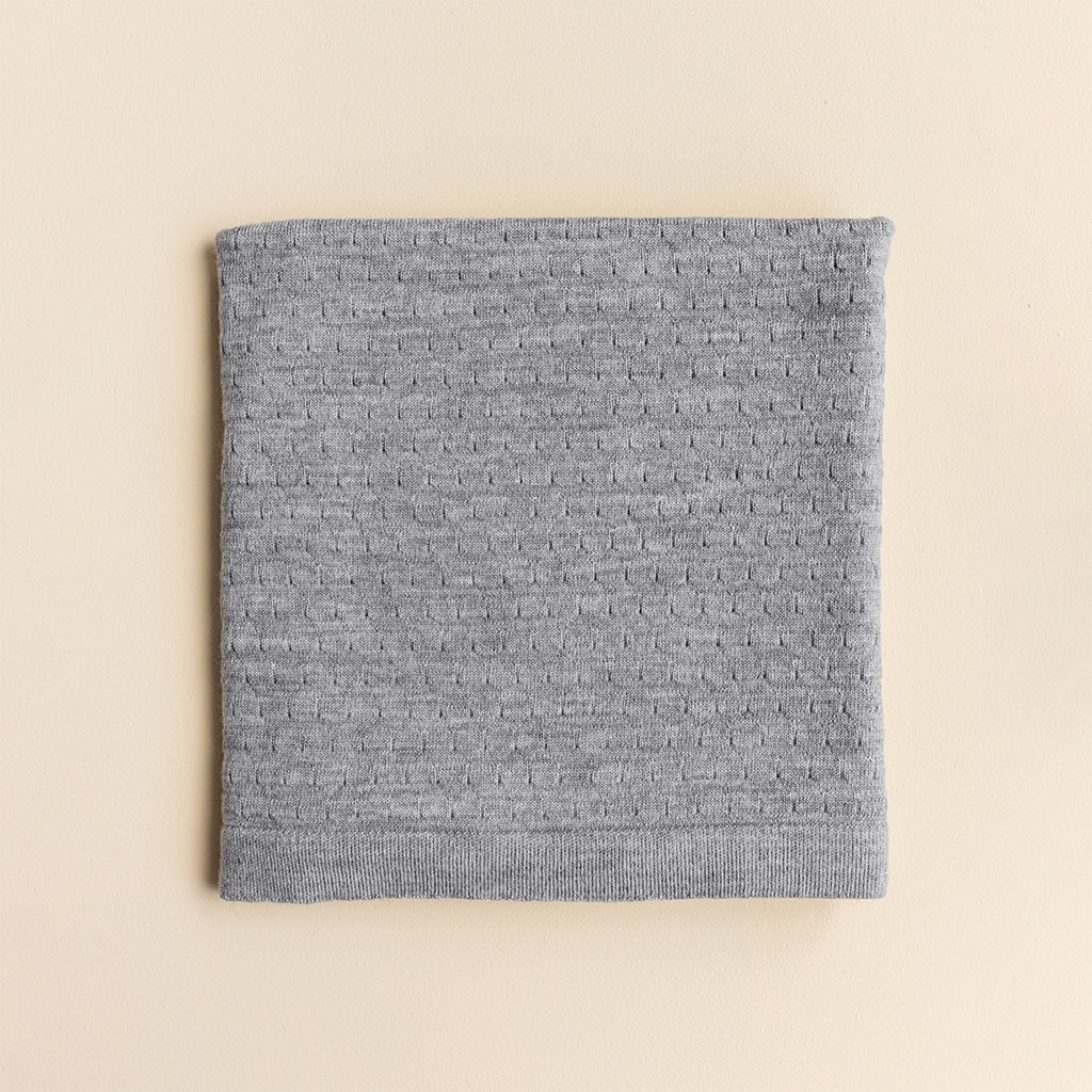 Hvid Blanket Frankie in Grey Melange. Grijze merinowollen baby deken in 70x95, geschikt voor wieg of ledikant en zomer of winter