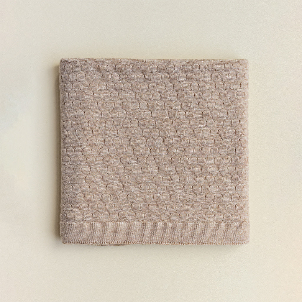 Hvid Blanket Frankie Sand. Zandkleurige merinowollen deken met patroon voor wieg of ledikant in 70x95. Geschikt voor zomer en winter, alle seizoenen