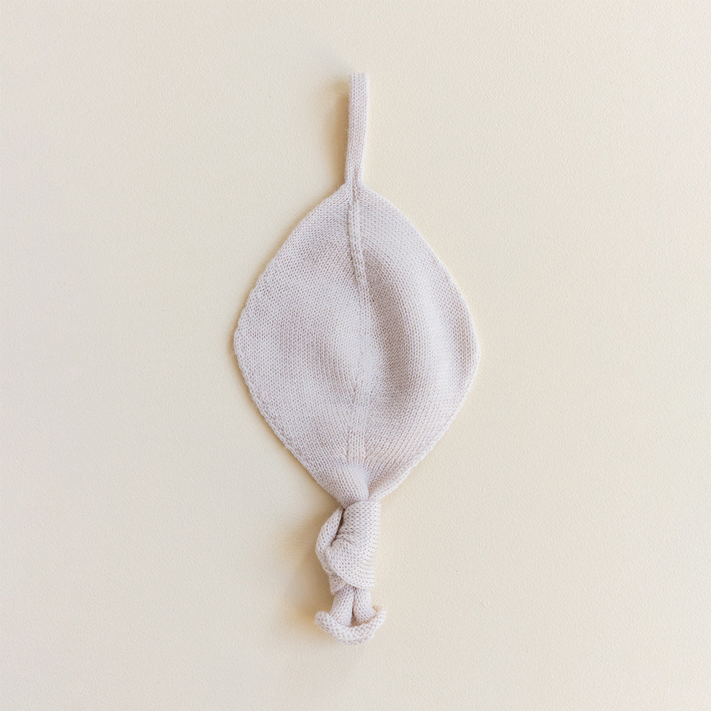 Hvid Titi Comforter Off White. Gebreid merinowollen speendoekje in crèmekleur. Geeft je kleintje troost en zorgt ervoor dat het speentje niet kwijt raakt. 