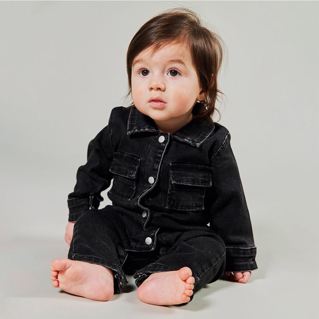 I Dig Denim Rowan Denim Overall is een zachte jeans overall voor baby's en peuters in zwart met opgezette zakjes voor en achterzakken. Het zachte denim boxpakje heeft drukknoopjes voor en bij de beentjes om makkelijk te verschonen. 