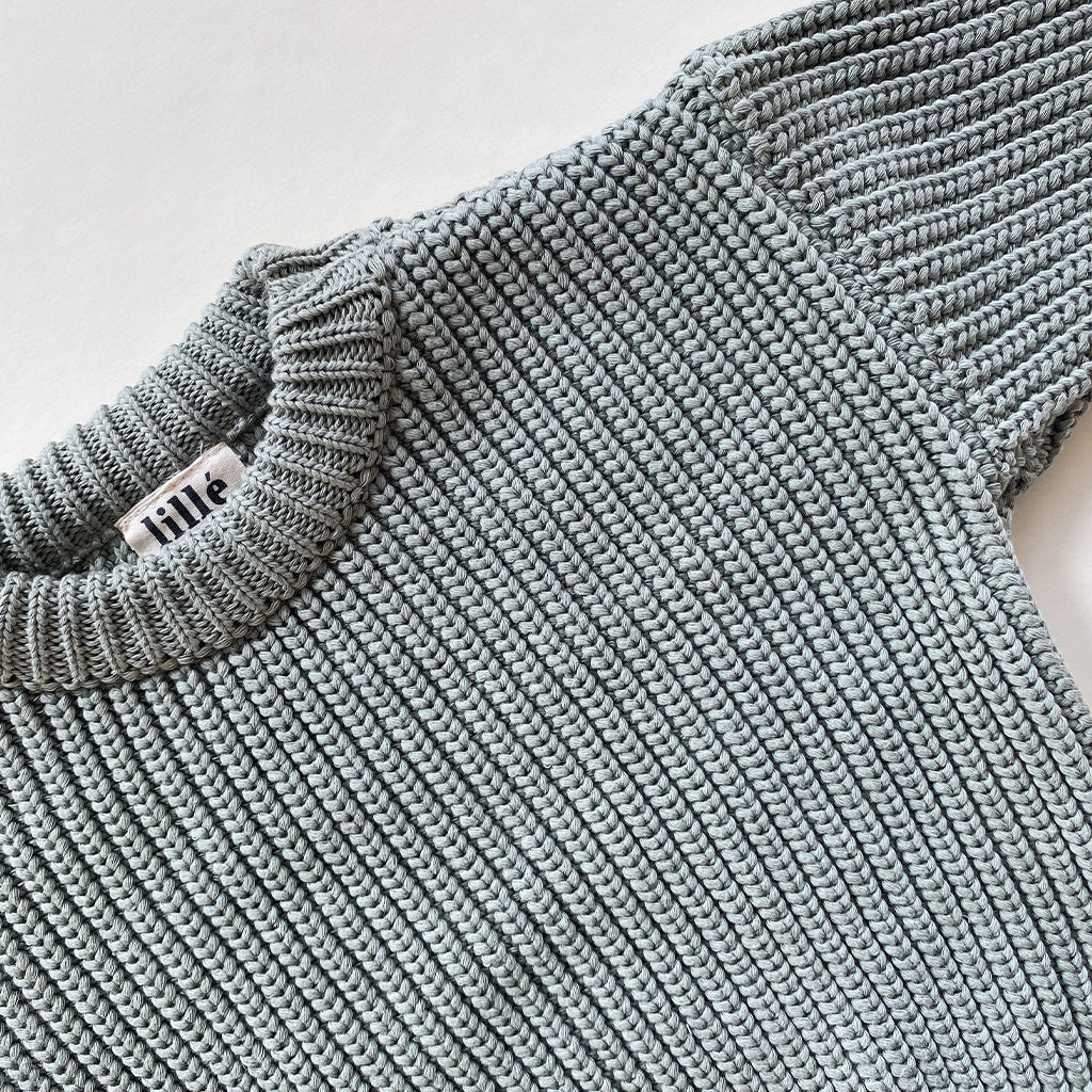 Lillé Chunky Knit Sweater Lavender is een fijne grofgebreide trui in baby en peuter maten. De zachtgroene trui is gemaakt van 100% katoen en heeft boorden in de taille, aan de mouwen en aan de hals. De chunky knit valt op maat, maar heeft een oversized fit. 