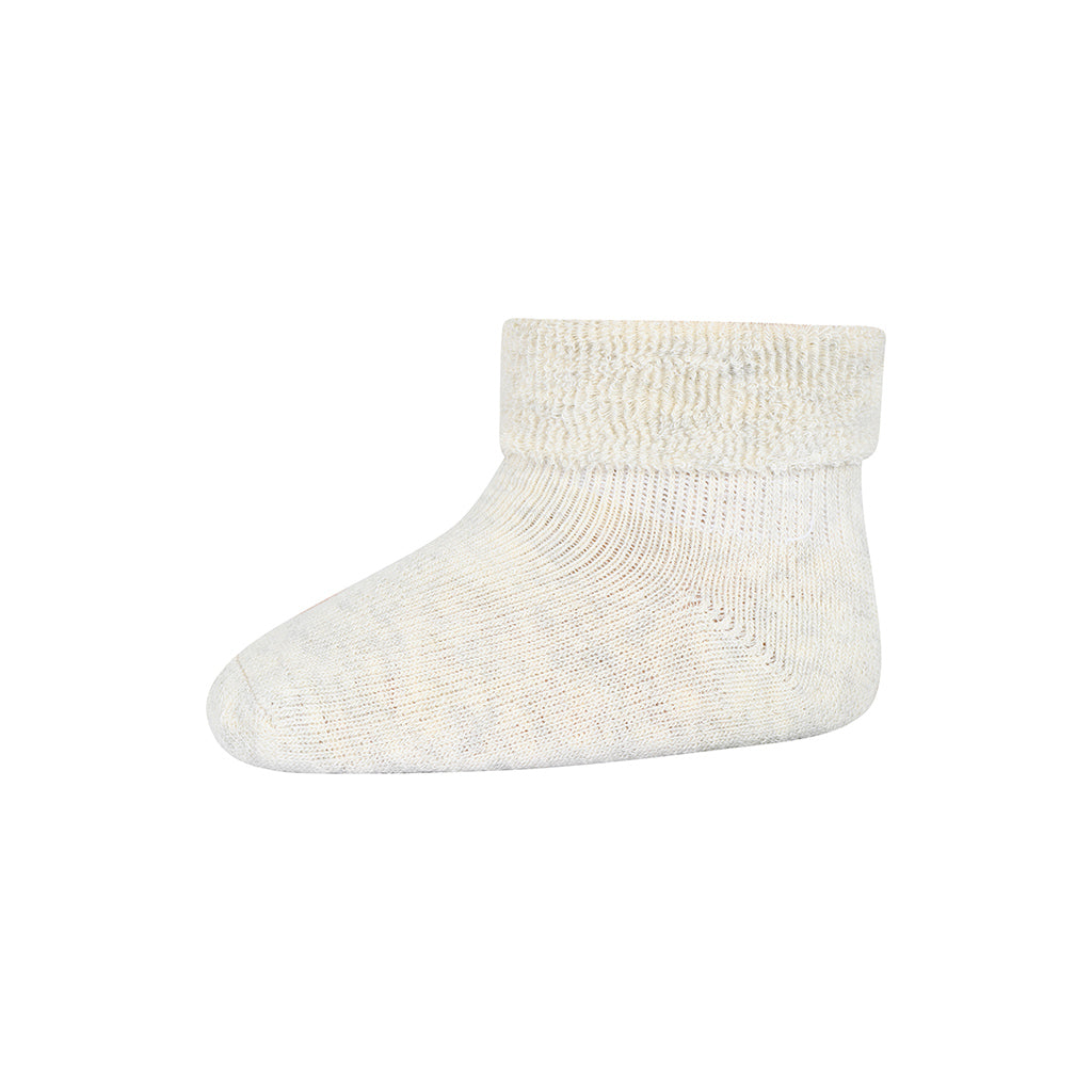 MP Denmark Cotton Baby Sock Creme Melange zijn dikke en zachte enkelsokjes van katoenen badstof voor newborn baby's. De sokjes hebben een wijde omslag. 
