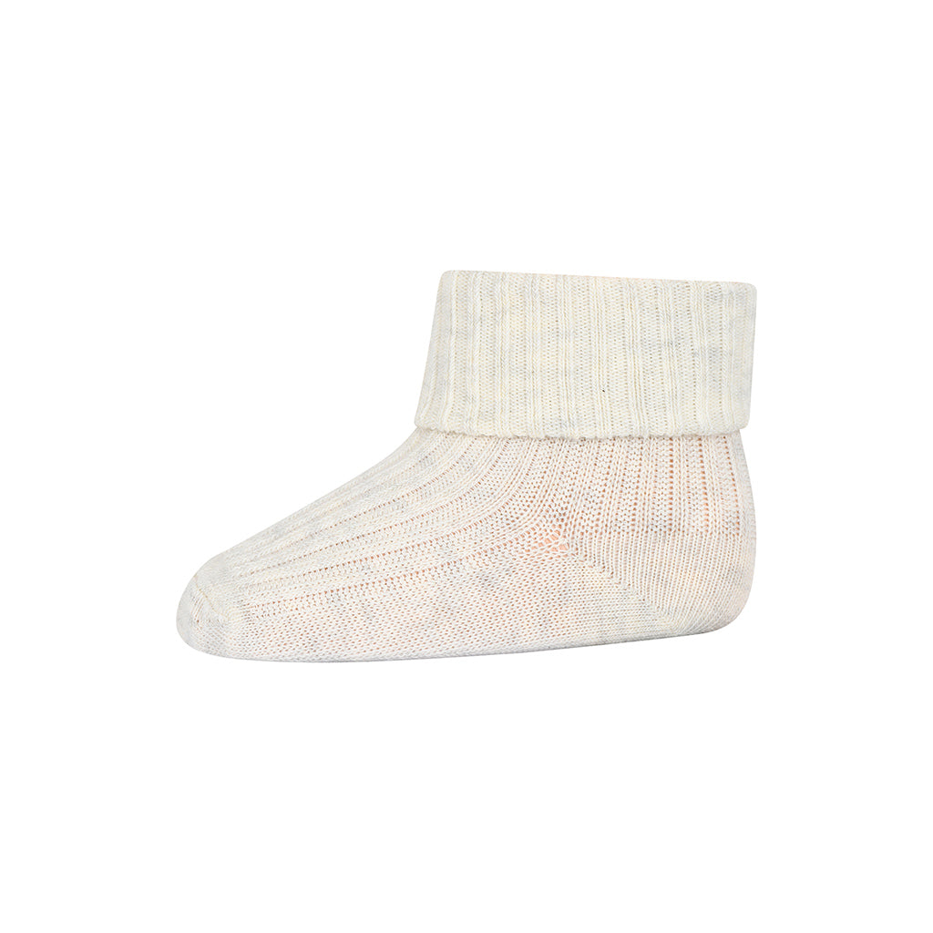 MP Denmark Cotton Rib Baby Socks Creme Melange, zijn fijne katoenen baby sokjes in mooie creme met grijs gemêleerde ribkwaliteit. De baby sokjes hebben extra elasticiteit in de enkels zodat de sokjes goed blijven zitten en niet afzakken.   