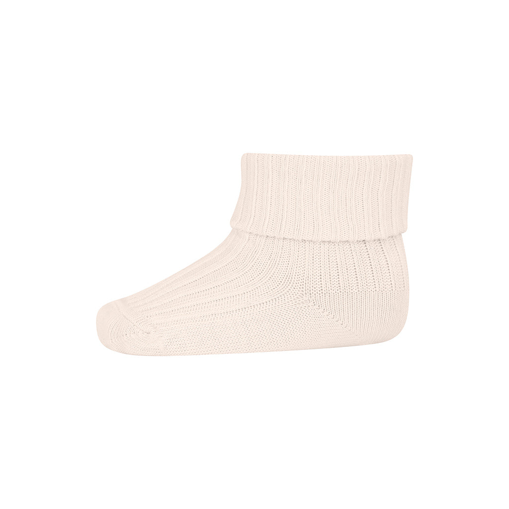 MP Denmark Cotton Rib Baby Socks Pink Champage, zijn fijne katoenen baby sokjes in mooie licht abrikooskleurige ribkwaliteit. De baby sokjes hebben extra elasticiteit in de enkels zodat de sokjes goed blijven zitten en niet afzakken.   