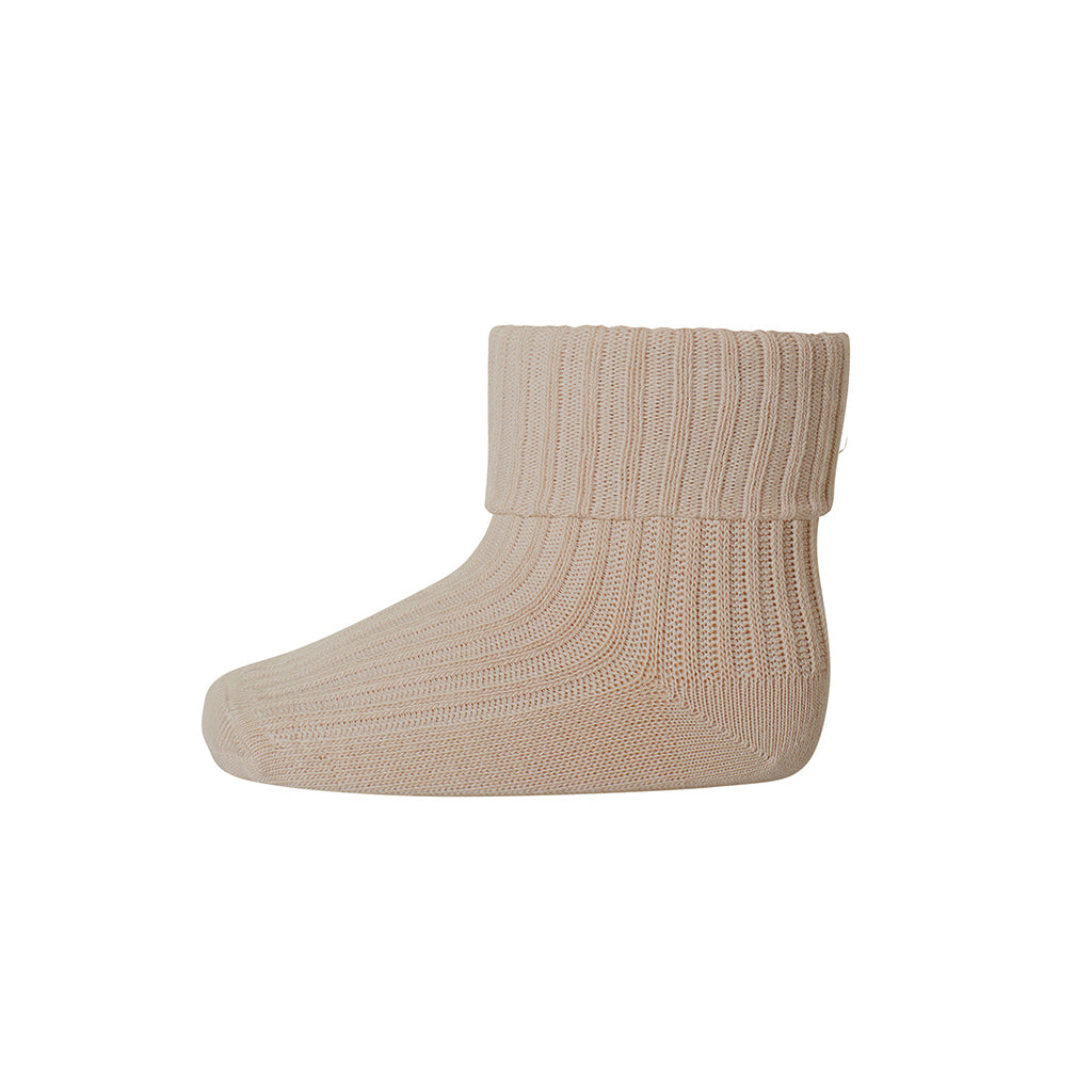 MP Denmark Cotton Rib Baby Socks Roze Dust, zijn fijne katoenen baby sokjes in mooie vergrijsd roze ribkwaliteit. De baby sokjes hebben extra elasticiteit in de enkels zodat de sokjes goed blijven zitten en niet afzakken.   