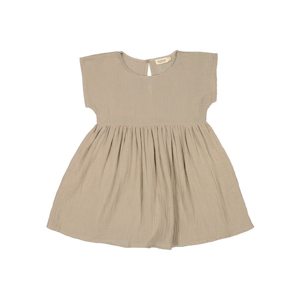 Dorana Dress Sandstone van Marmar van mousseline kwaliteit is een heerlijk zomers jurkje met korte mouwen en loose fit. De jurk heeft een elastische taille en loopt wat uit. De kleur is beige met een vleugje groen