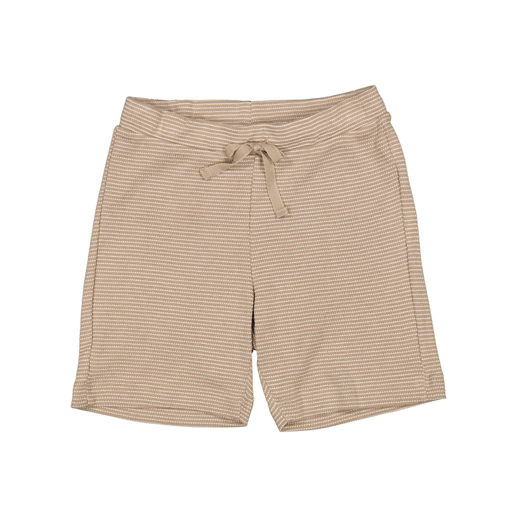 Marmar Paulo Shorts Sandstone stripe is een jongens short in beige met witte strepen in een zachte ribgebreide jerseykwaliteit. Heerlijk sweat short voor zomerse dagen