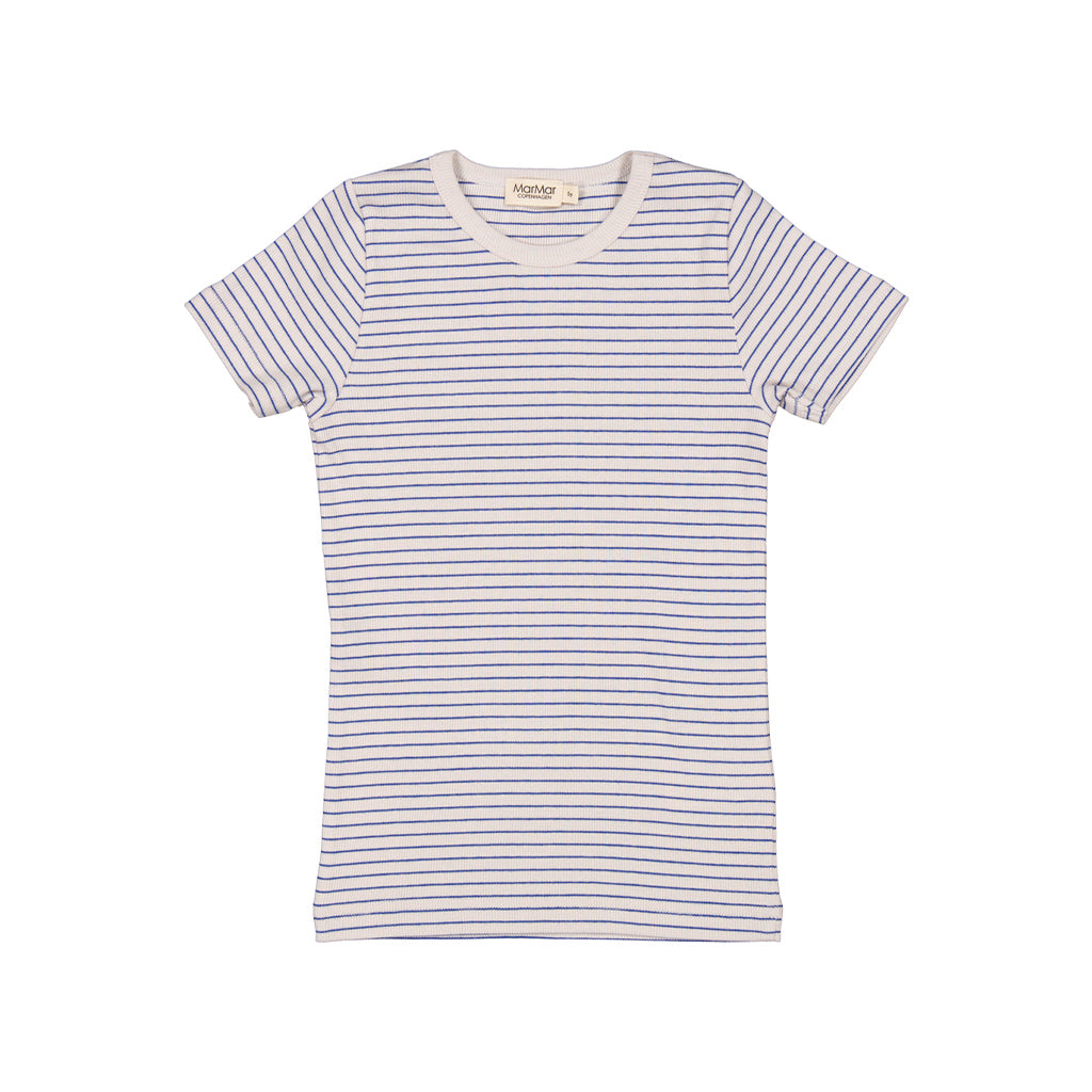 Marmar tago shirt Space blue stripe is een t-shirt met korte mouwen en een ronde hals in grijze ondertoon met blauwe fijne strepen. het shirt is van ribgebreide jersey van modal en katoen in een fitted pasvorm