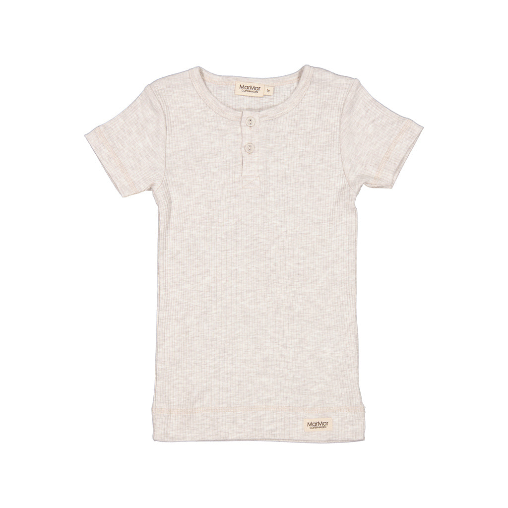 Marmar tee ss in beige melange is een t-shirt met korte mouwen in geribde jersey van modal en katoen. Het basic t-shirt heeft knoopjes aan de bovenkant en een fitted pasvorm.