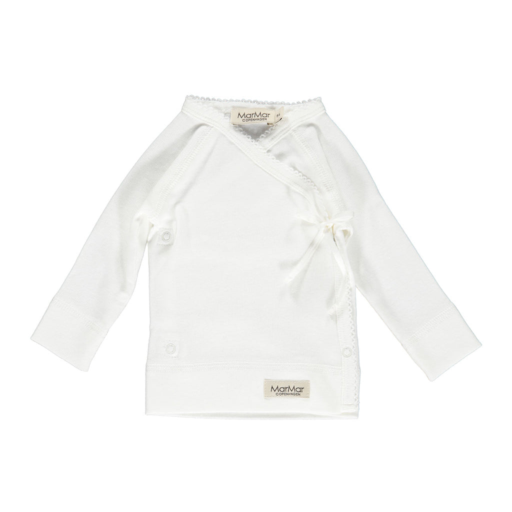 Marmar Tut Wrap Top in gentle white is een wit overslagvestje voor newborns in zachte jersey. De overslagtop heeft drukknoopjes en een schattig lintje. Ook vanaf prematuur maat 44