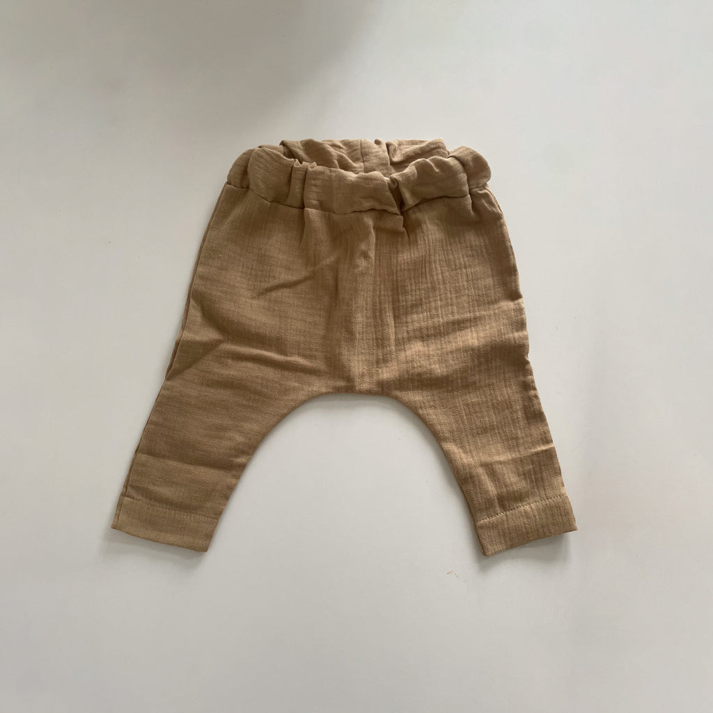 Lillé Muslin Baggy Pants Cappuccino is een luchtig broekje van mousseline katoen voor jongens. De baggy fit en elastieken tailleband maken het een heel comfortabel broekje om te dragen voor newborn baby's en beweeglijke peuters. 